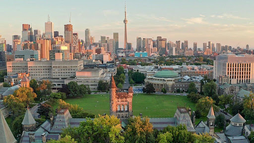University of Toronto là 1 trong những trường đại học danh tiếng của Canada được nhiều du học sinh Việt Nam theo học